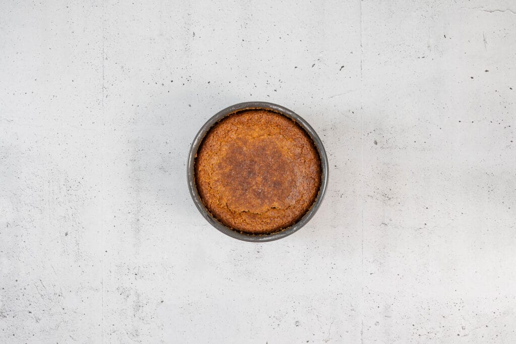 Frisch gebackene vegane Rüeblitorte ohne Ei goldbraun in der Form