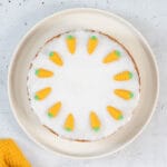 Klassische vegane Rüeblitorte von oben mit weisser Glasur und Marzipandekor