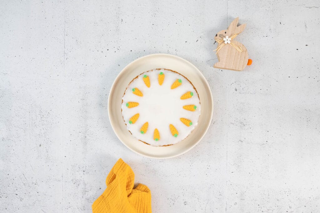 Saftiger veganer Karottenkuchen mit Marzipanrüebli als Detailaufnahme