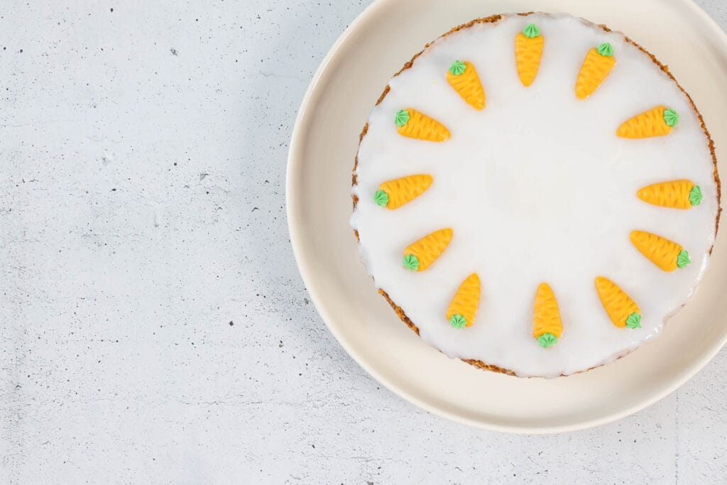 Vegane Aargauer Rüeblitorte mit Osterdeko und Marzipanrüebli