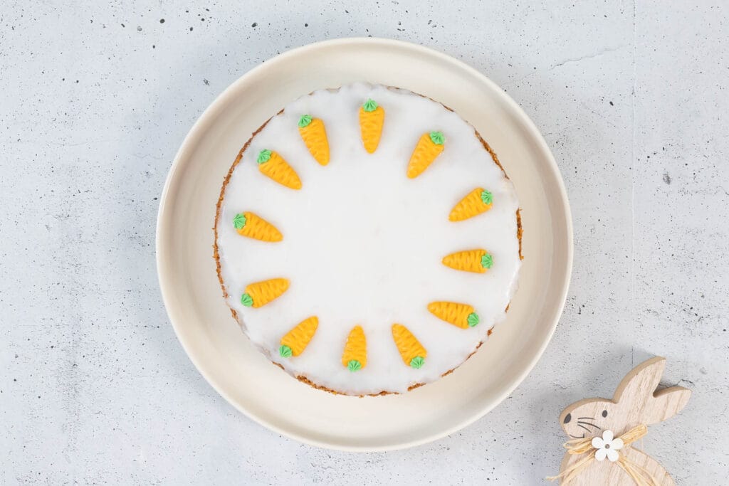 Vegane Rüeblitorte mit Glasur, Marzipanrüebli und Osterhase als Dekoration