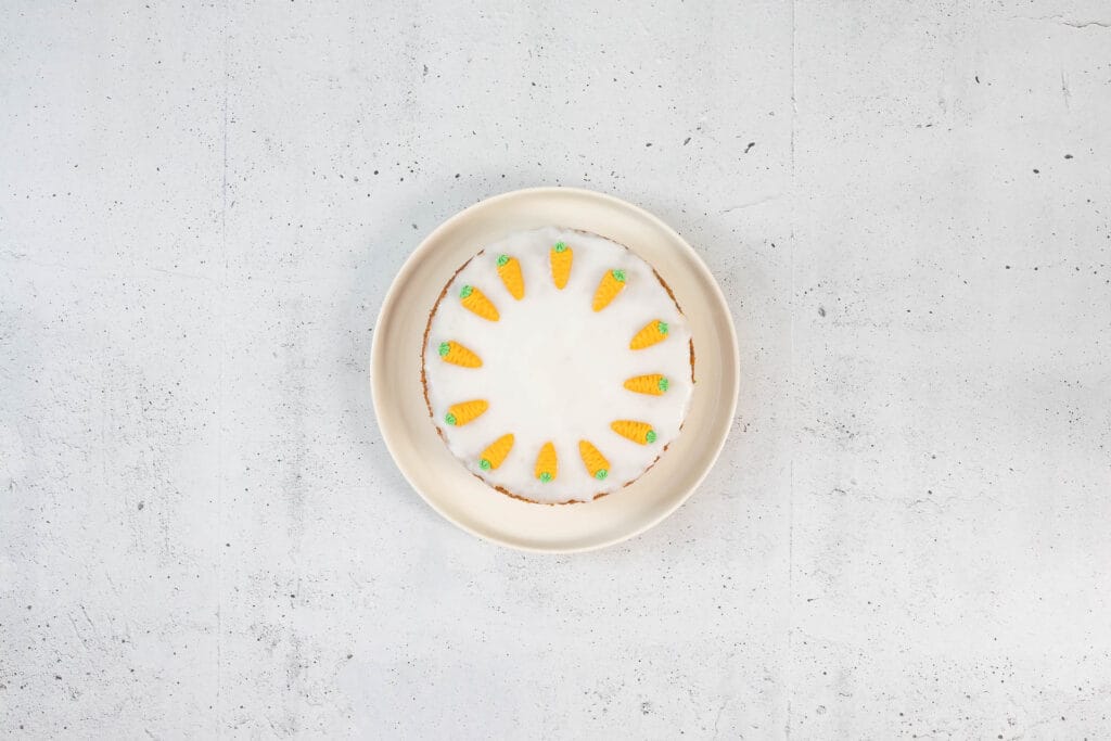 Vegane Aargauer Rüeblitorte ohne Ei auf hellem Hintergrund minimalistisch fotografiert