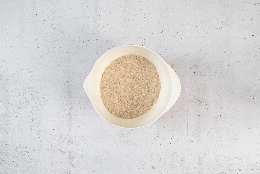 Gemischte trockene Zutaten für vegane Aargauer Rüeblitorte mit Mandeln und Mehl