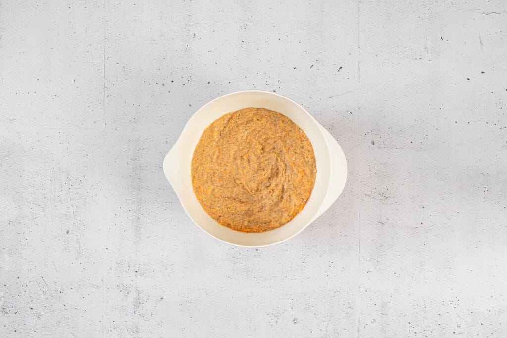 Teig für veganen Karottenkuchen wird gleichmässig vermischt