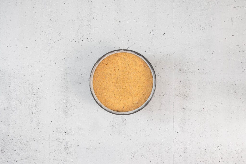 Teig für vegane Aargauer Rüeblitorte in der Springform vor dem Backen