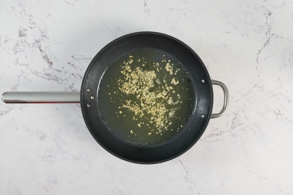 Knoblauch in Olivenöl und veganer Butter angedünstet als Basis für die Weisswein-Knoblauch-Sauce zur veganen Muschelpasta