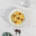 Linguine mit Pilz-Muscheln in Weissweinsauce von oben fotografiert, fein gehackte Petersilie als Garnitur