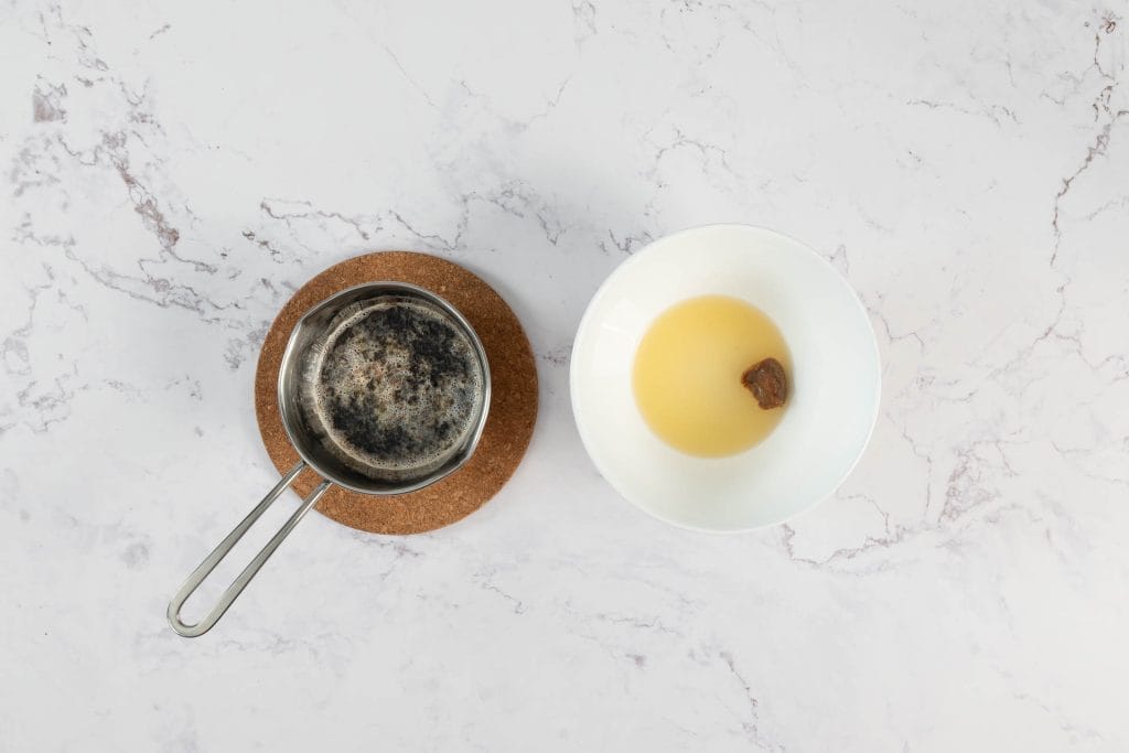 Aufgekochter Norisud aus Noriflocken im Sieb, daneben Zitronensaft und Miso für die Marinade der Pilz-Muscheln