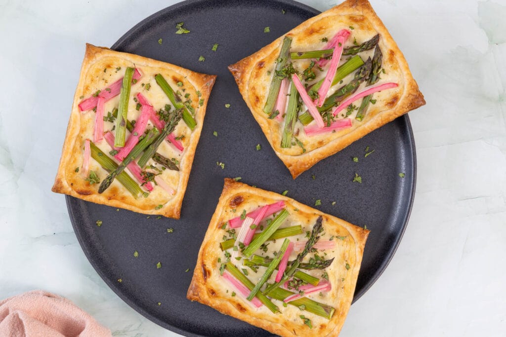 Vegane Tartelettes mit Spargel und Rhabarber, gebacken auf knusprigem Blätterteig mit Minze