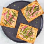Vegane Spargel-Rhabarber-Tartelettes mit knusprigem Blätterteigrand und frischer Minze