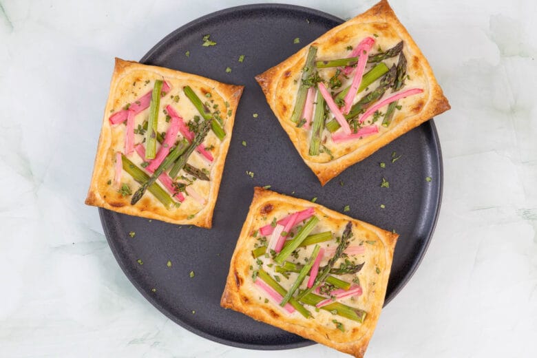 Vegane Spargel-Rhabarber-Tartelettes mit knusprigem Blätterteigrand und frischer Minze