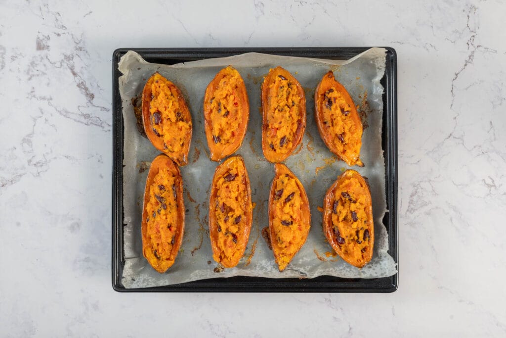 Gefüllte Süsskartoffeln vegan auf dem Backblech, befüllt mit der proteinreichen Bohnenmasse