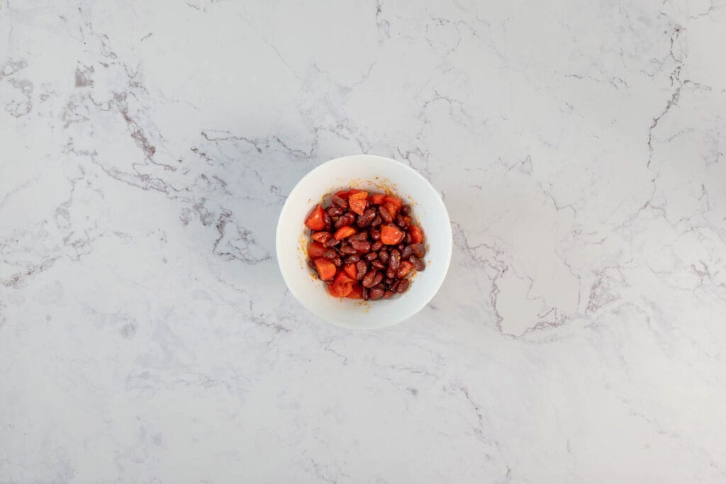 Gewürzte Kidneybohnen-Tomaten-Mischung als Eiweissquelle für die vegane Füllung