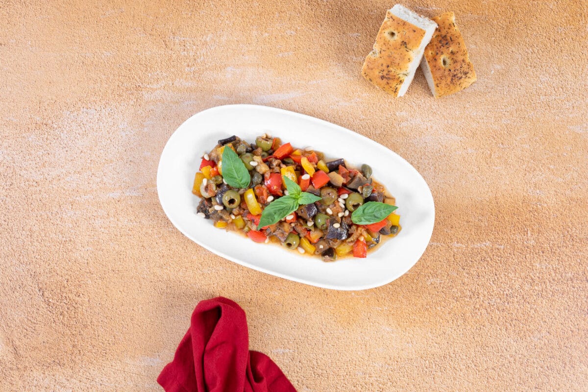 Vegane Caponata mit Auberginen, Oliven und Kapern, lauwarm serviert mit Focaccia