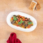 Vegane Caponata mit Auberginen, Oliven und Kapern, lauwarm serviert mit Focaccia