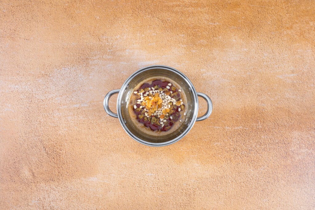Eingedicktes Agrodolce mit frisch zugegebenen Pinienkernen und Rosinen
