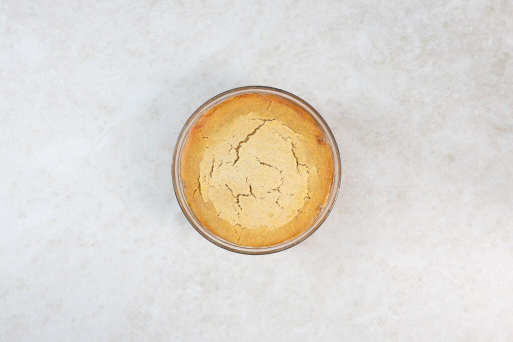 Goldbraun gebackener gestürzter Ananaskuchen in der Glasform, noch vor dem Stürzen