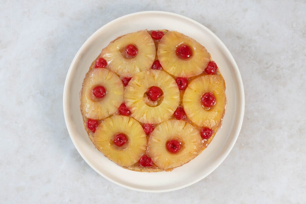 Veganer Ananas Upside Down Cake mit karamellisierten Ananasringen in der Nahaufnahme von oben