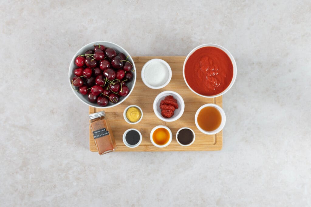 Zutaten für Kirsch-BBQ-Sauce mit frischen Kirschen, Passata, Tomatenmark und geräuchertem Paprikapulver
