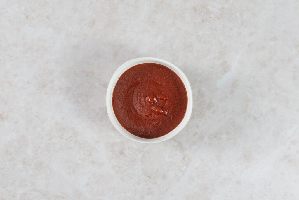 Kirsch-BBQ-Sauce als Dip im weissen Schälchen