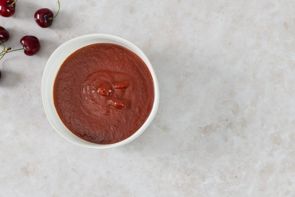 Selbstgemachte BBQ-Sauce mit Kirschen ohne Fertigketchup