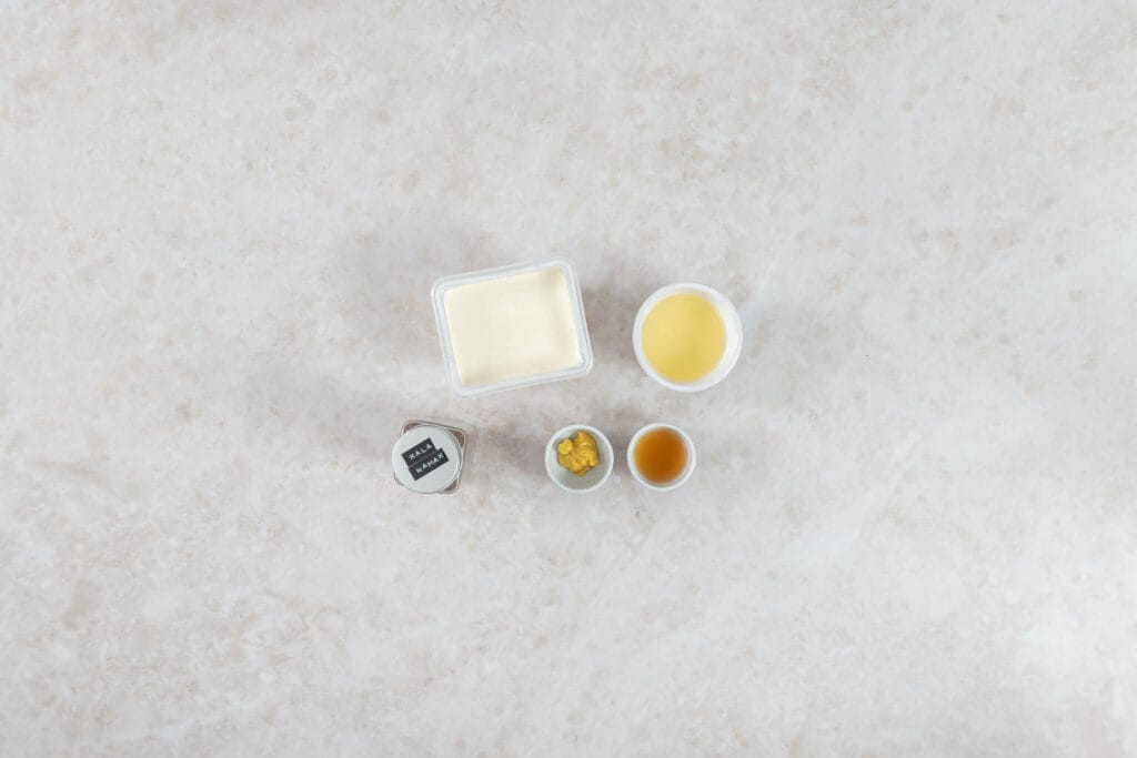 Zutaten für leichte Mayonnaise aus Seidentofu: Seidentofu, Rapsöl, Dijon Senf, Apfelessig und Kala Namak von oben