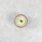 Proteinreiche Mayonnaise aus Seidentofu im Schälchen, garniert mit Petersilie
