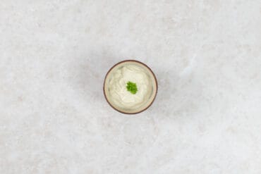 Proteinreiche Mayonnaise aus Seidentofu im Schälchen, garniert mit Petersilie