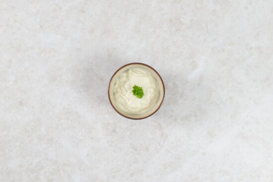 Proteinreiche Mayonnaise aus Seidentofu im Schälchen, garniert mit Petersilie