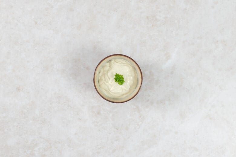 Proteinreiche Mayonnaise aus Seidentofu im Schälchen, garniert mit Petersilie