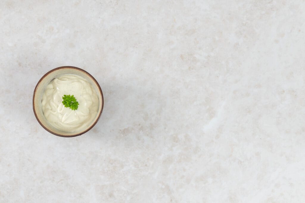 Leichte Mayonnaise aus Seidentofu, vegan und ohne Ei, im Schälchen mit Petersilie