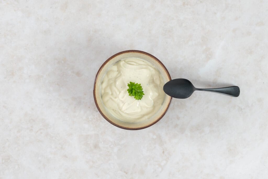Selbst gemachte leichte Mayonnaise aus Seidentofu mit Löffel als Dip