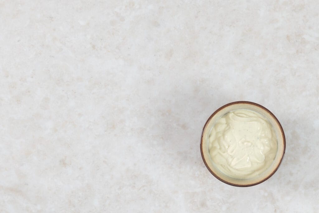 Cremige fettarme Mayonnaise aus Seidentofu im Schälchen von oben