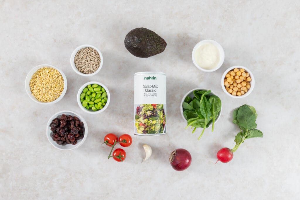 Zutaten für einen veganen Salat im Glas mit Ebly, Kichererbsen, Edamame, Avocado und Nahrin Salat-Mix Classic