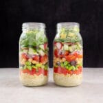 Proteinreicher veganer Salat im Glas zum Mitnehmen mit sichtbaren bunten Schichten