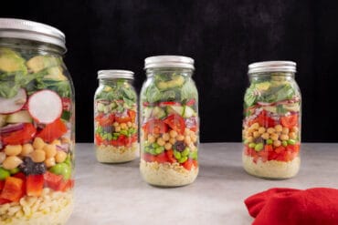 Veganer Salat im Glas zum Mitnehmen in verschiedenen Grössen, proteinreich