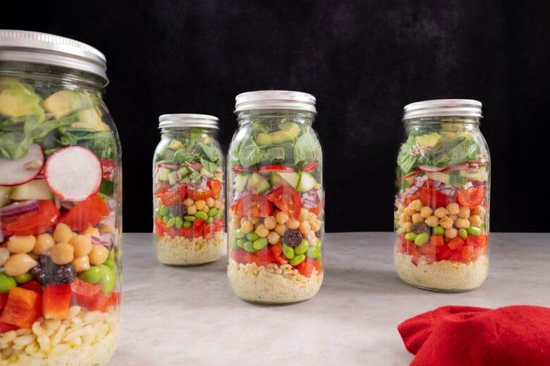 Veganer Salat im Glas zum Mitnehmen in verschiedenen Grössen, proteinreich