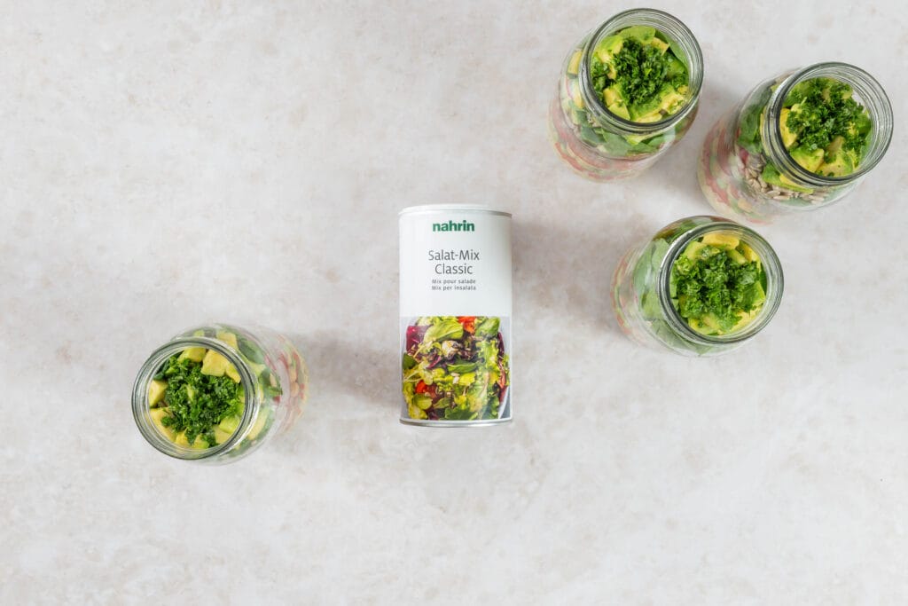 Fertig geschichteter veganer Salat im Glas mit Nahrin Salat-Mix Classic