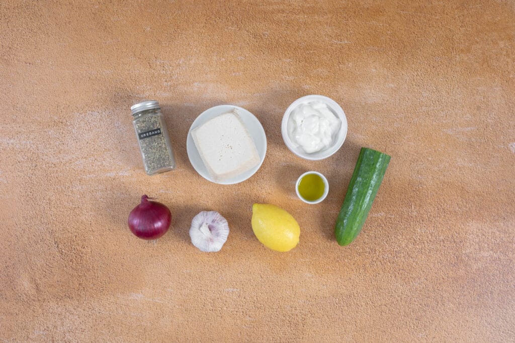 Zutaten für vegane Tofu Souvlaki Spiesse mit Tzatziki: Tofu, Oregano, rote Zwiebel, Knoblauch, Zitrone, Olivenöl, veganer Joghurt und Gurke