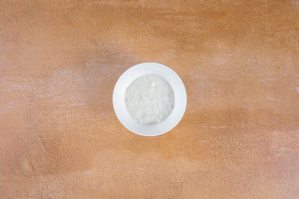 Fertiges veganes Tzatziki als Beilage zu den Tofu Souvlaki Spiessen