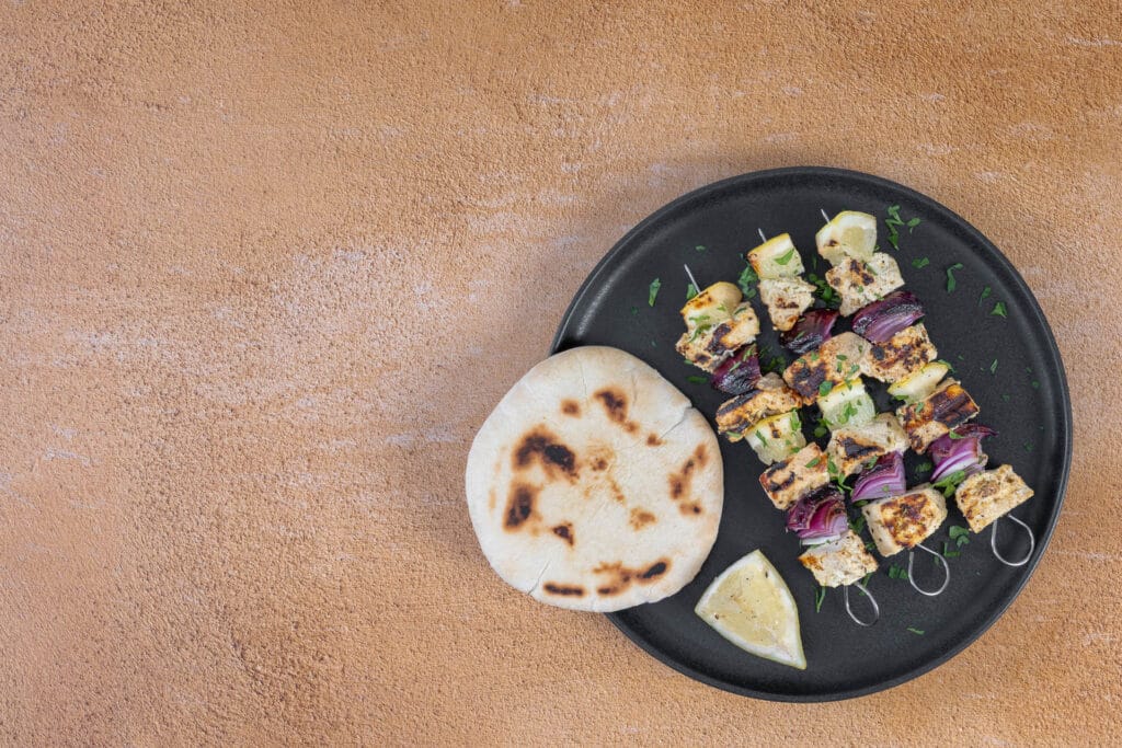 Griechische Souvlaki aus mariniertem Tofu vom Grill mit Pitabrot und frischer Petersilie