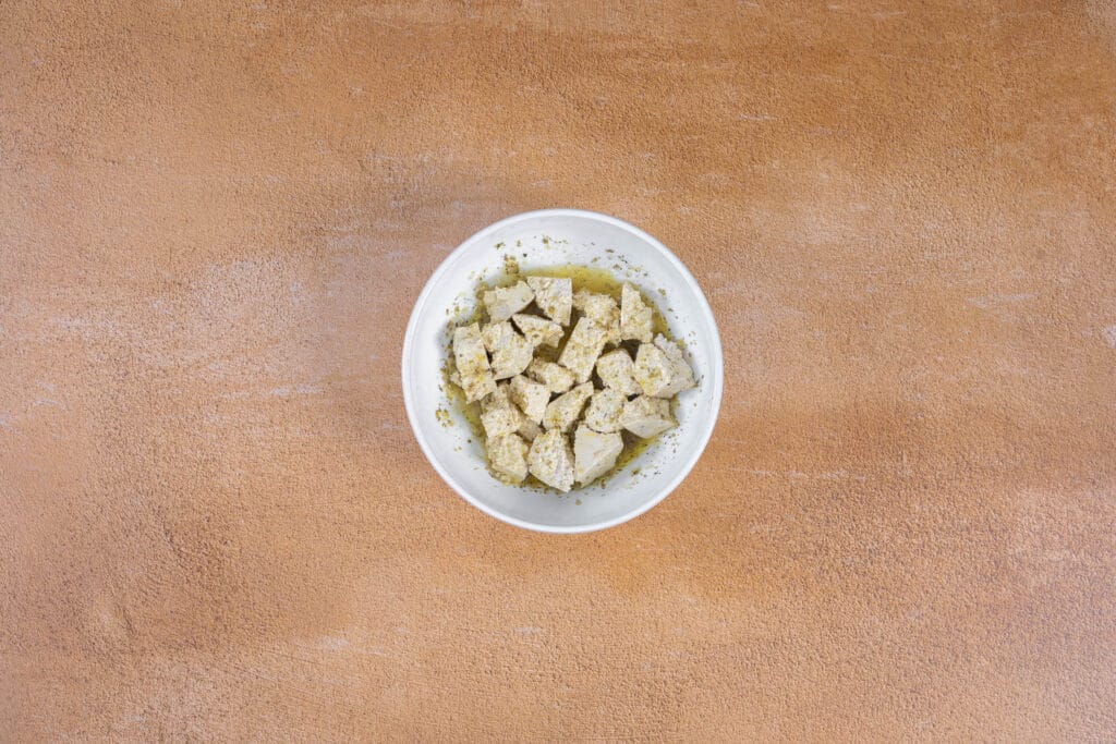 Marinierter Tofu für vegane Tofu Souvlaki Spiesse, rundum mit Oregano und Zitrone überzogen