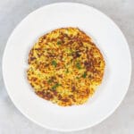Knusprige vegane Rösti von oben, der Schweizer Klassiker aus festkochenden Kartoffeln