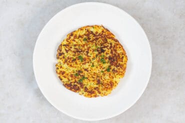 Knusprige vegane Rösti von oben, der Schweizer Klassiker aus festkochenden Kartoffeln
