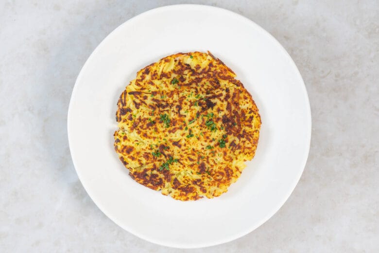 Knusprige vegane Rösti von oben, der Schweizer Klassiker aus festkochenden Kartoffeln