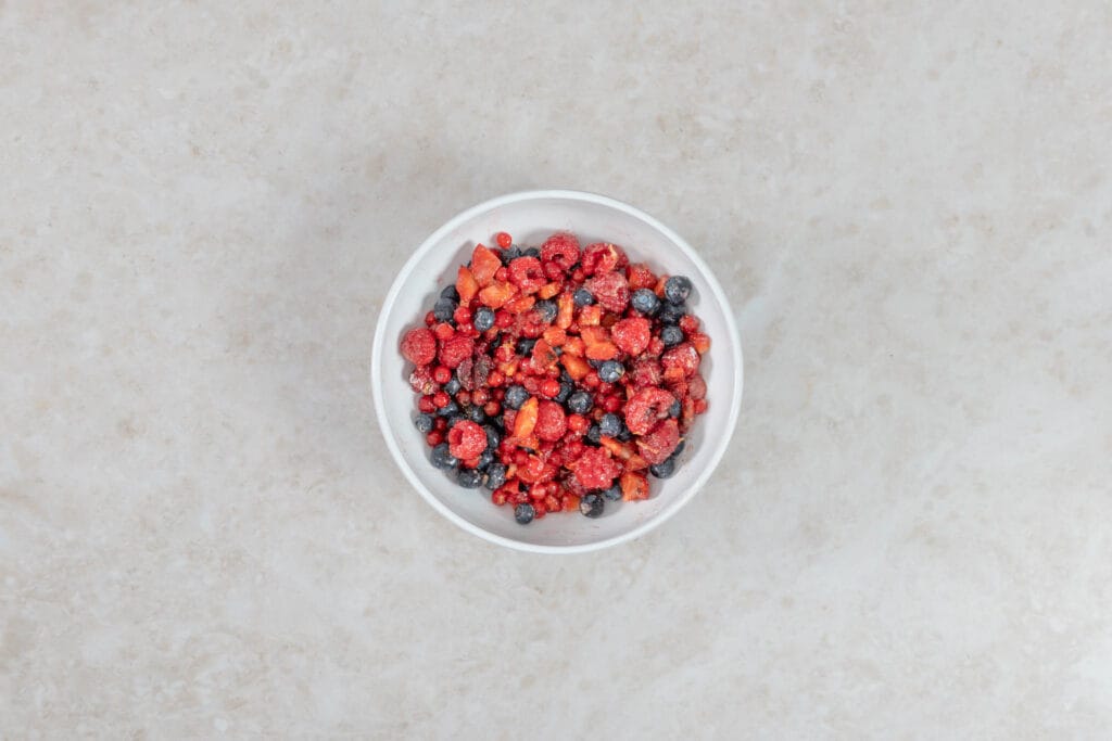 Fertig gemischte Beerenfüllung aus Himbeeren, Heidelbeeren und Johannisbeeren für den veganen Beeren-Crumble