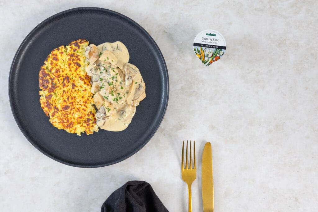 Veganes Zürcher Geschnetzeltes mit Rösti und Nahrin Gemüse Fond, garniert mit Petersilie