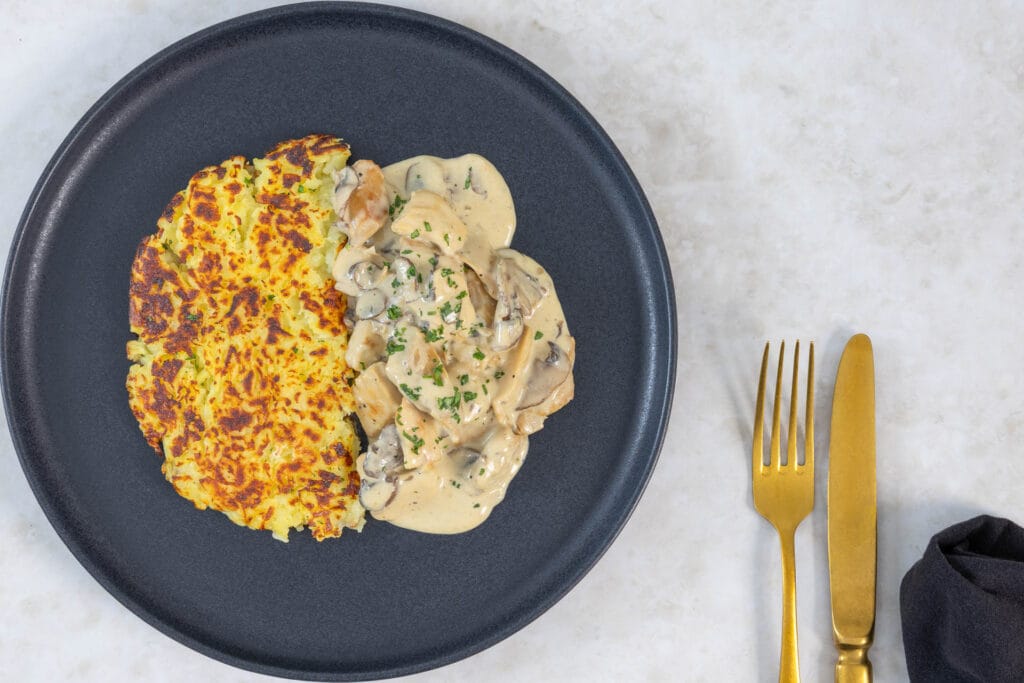 Veganes Zürcher Geschnetzeltes mit goldbrauner Rösti und cremiger Champignon-Rahmsauce