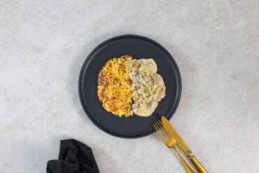 Veganes Zürcher Geschnetzeltes mit Rösti von oben, mit Weisswein-Rahmsauce