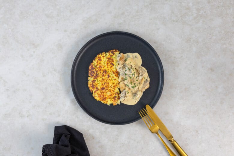 Veganes Zürcher Geschnetzeltes mit Rösti von oben, mit Weisswein-Rahmsauce